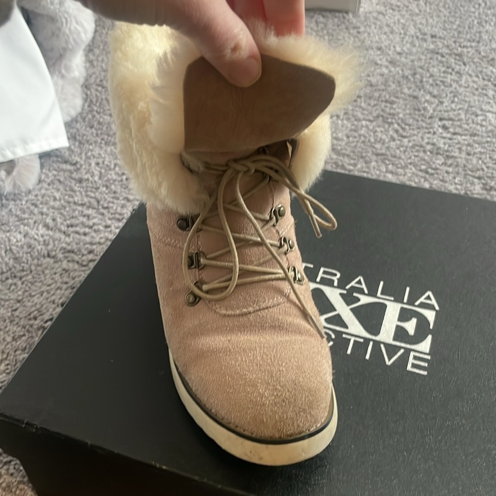 Australia Luce collection gently used size 7
